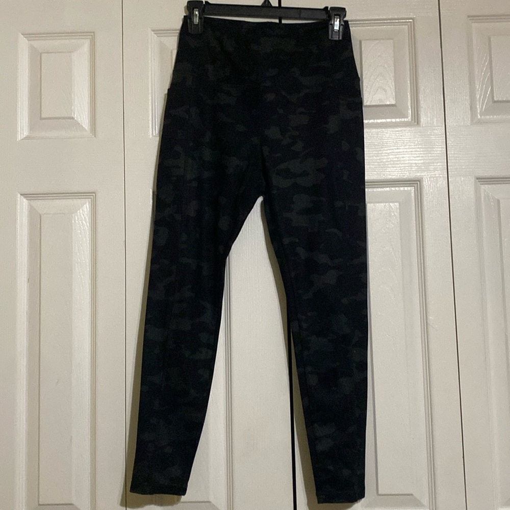 Black camo women’s leggings